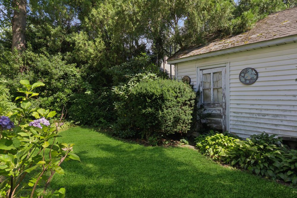 Garden and detached garage at 50 Park Ave